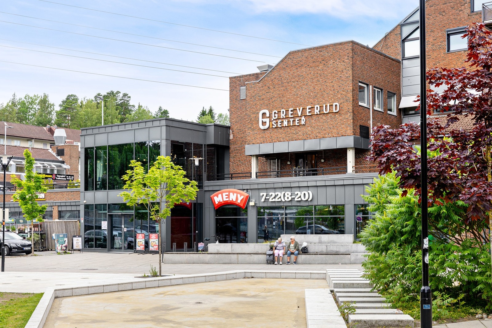 Greverud senter kan tilby Meny matbutikk, cafe, legesenter, apotek, frisør og restaurant. Galleribilde