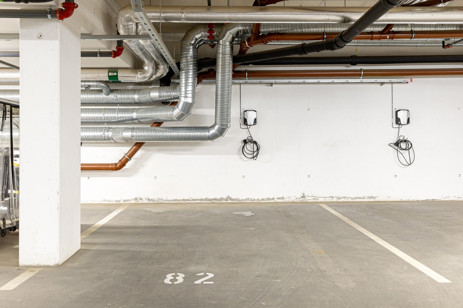 Det medfølger en parkeringsplass med elbillader i felles garasjeanlegg. Galleribilde