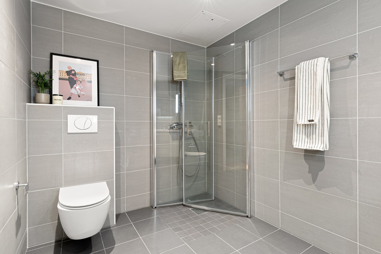 Badet er i tillegg utstyrt med innfelte downlights, varmekabler, balansert ventilasjon og opplegg for vaskemaskin. Galleribilde