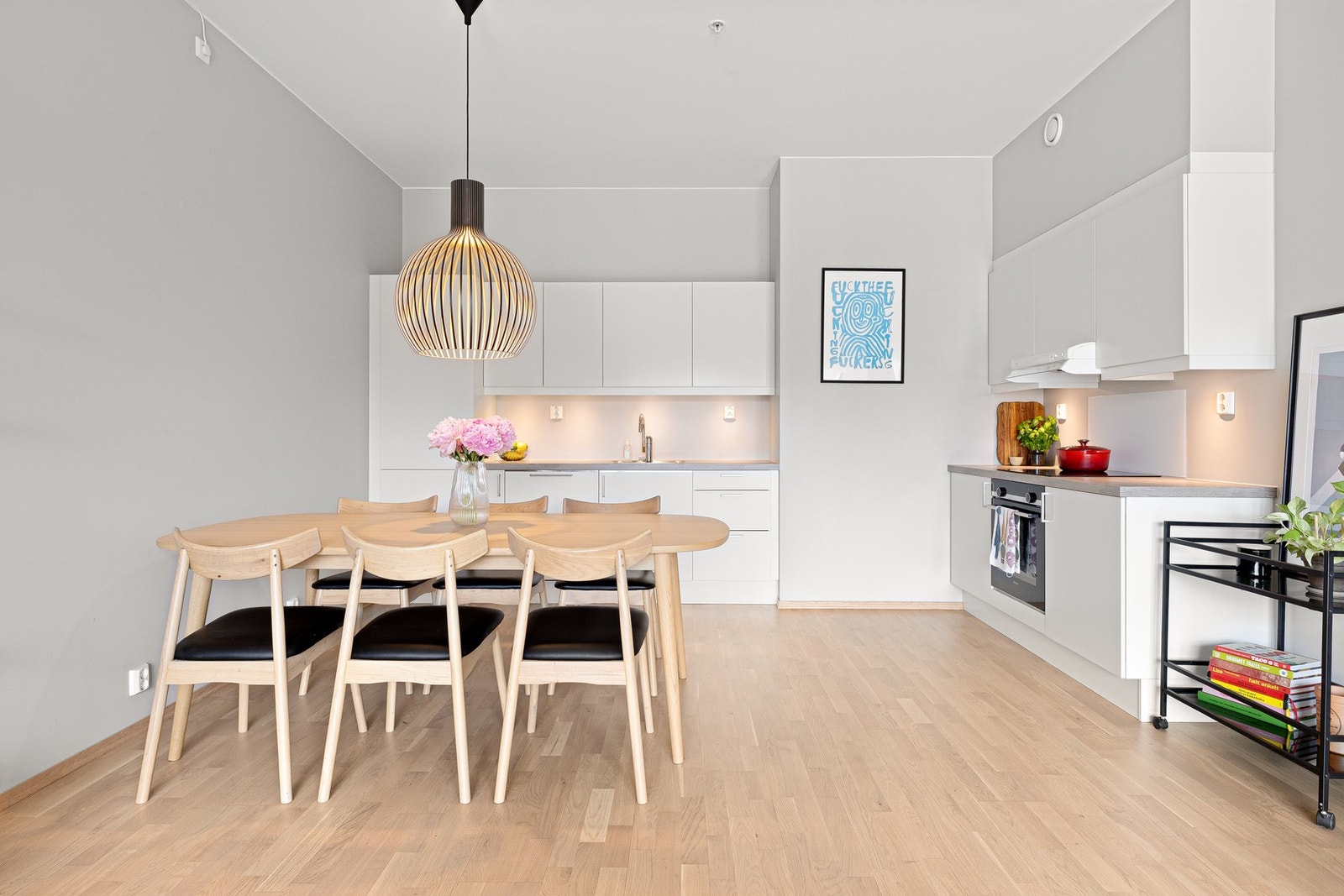 Dette er en stilfull og moderne 3-roms leilighet i femte etasje med vannbåren gulvvarme og moderne standard fra 2019. Galleribilde