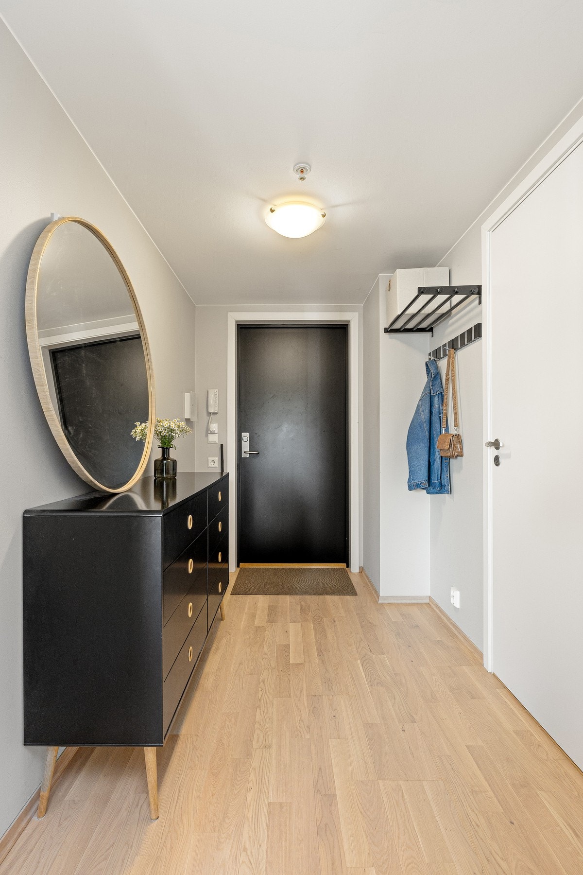 Den innbydende entréen gir et godt førsteinntrykk med vegger malt i lyse fargetoner og trestavs parkett på gulvet. Galleribilde