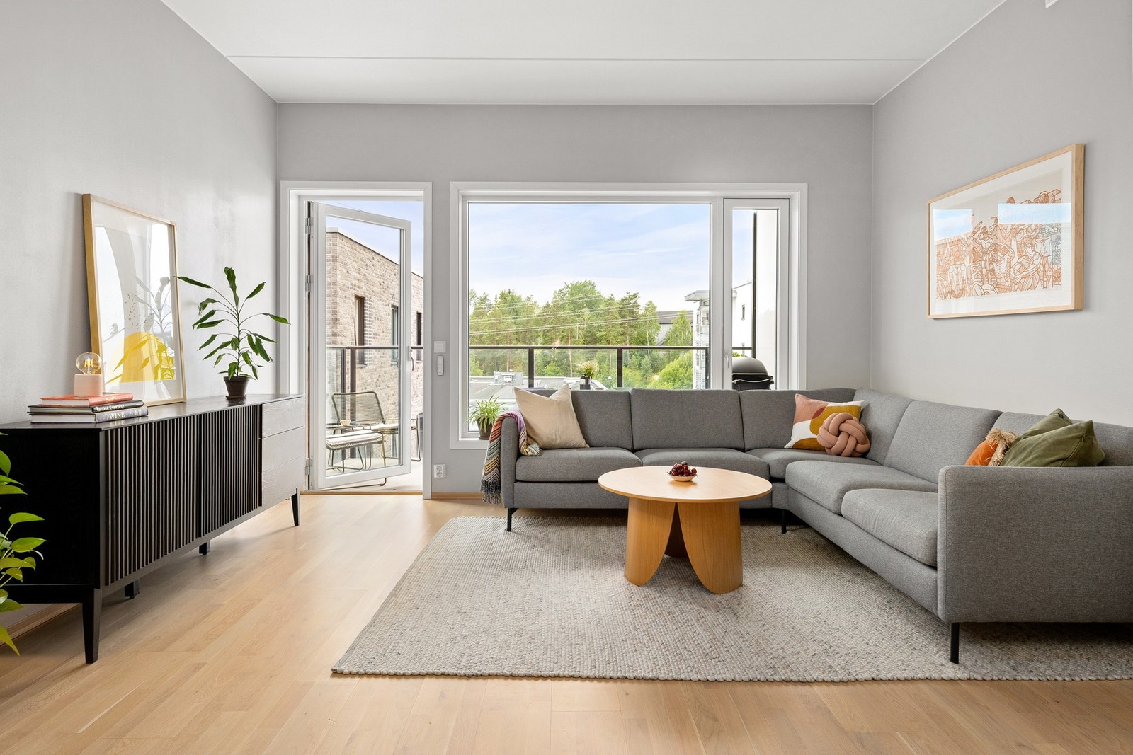 Stuen er malt i tidsriktige farger, har trestavs parkett og store vindusflater slipper inn rikelig med naturlig lys. Galleribilde