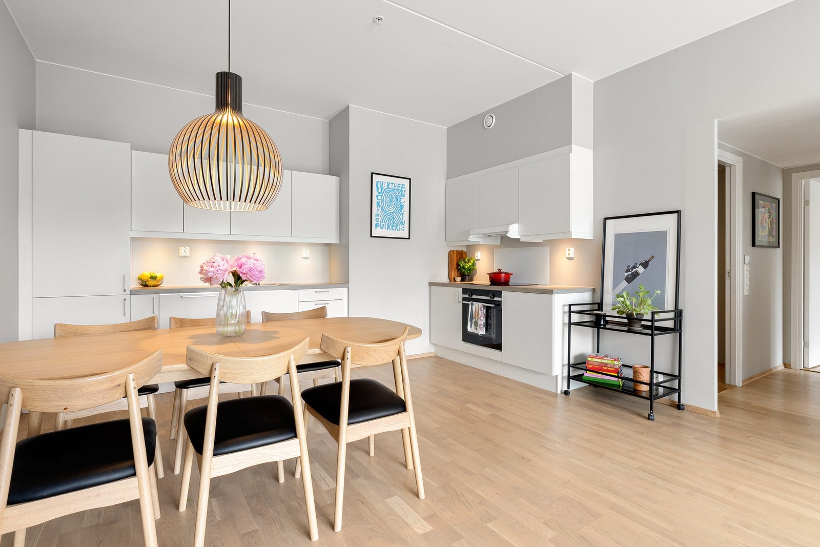 Kjøkkenet har en moderne innredning fra Sigdal med lyse, slette fronter og laminert benkeplate med nedfelt oppvaskkum. Galleribilde