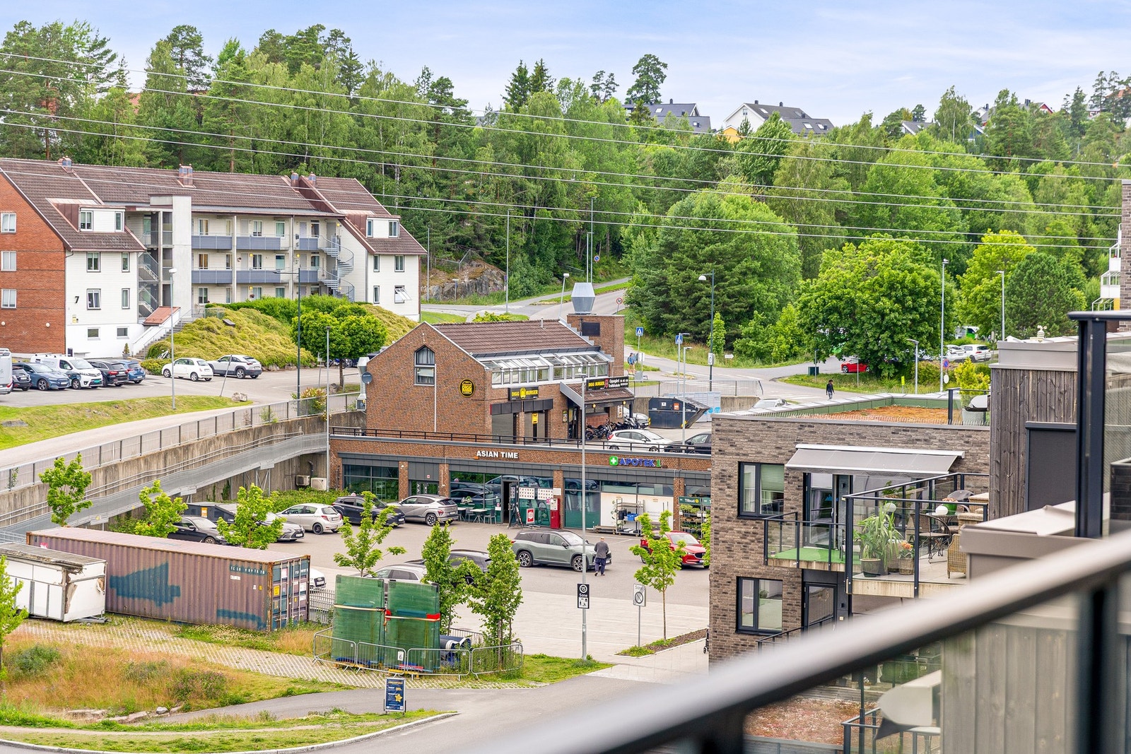 Det er gode muligheter for offentlig kommunikasjon via buss og tog fra Greverud stasjon. Galleribilde