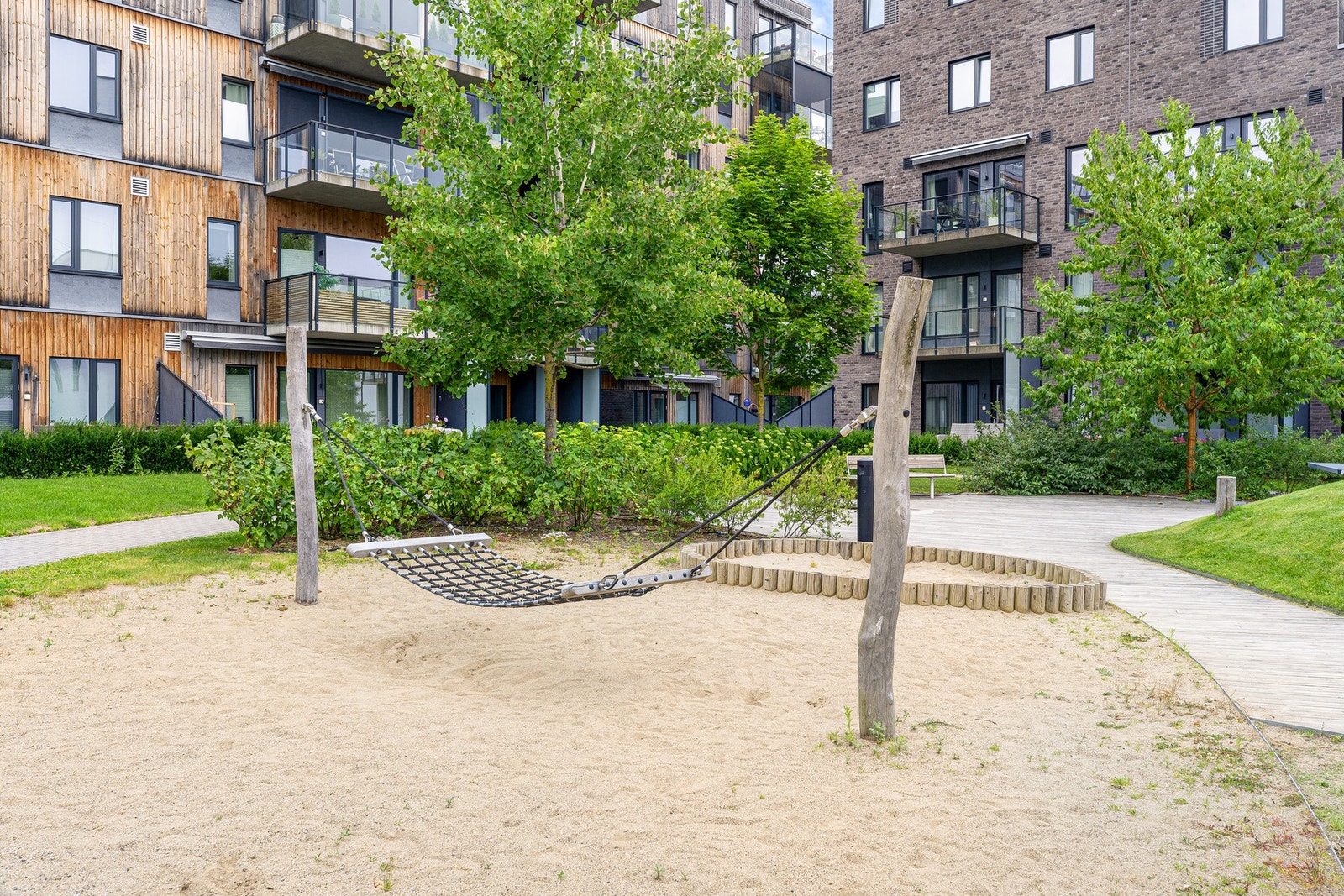 Ellers er sameiets tomt pent opparbeidet med gressplener og diverse beplantning. Galleribilde