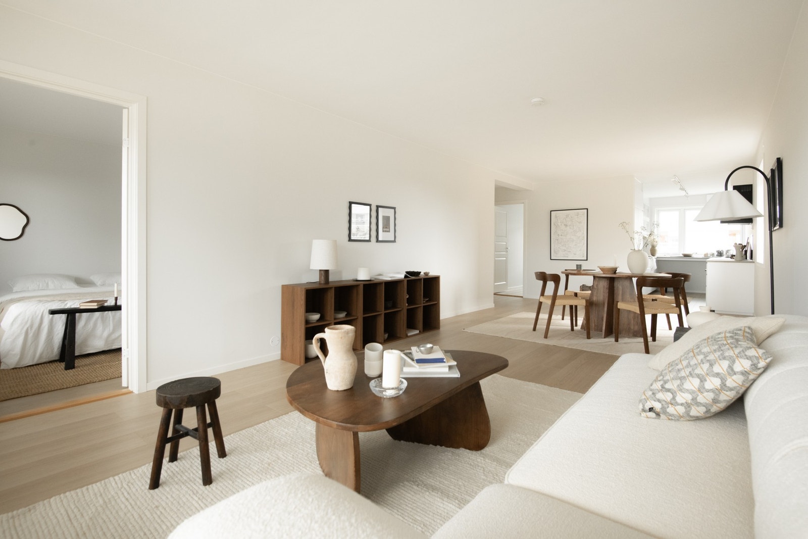 Det er god plass til sofagruppe, stuebord og TV-møblement foran balkongdøren, mens området i tilknytning til kjøkkenet egner seg utmerket for spisebord. Galleribilde