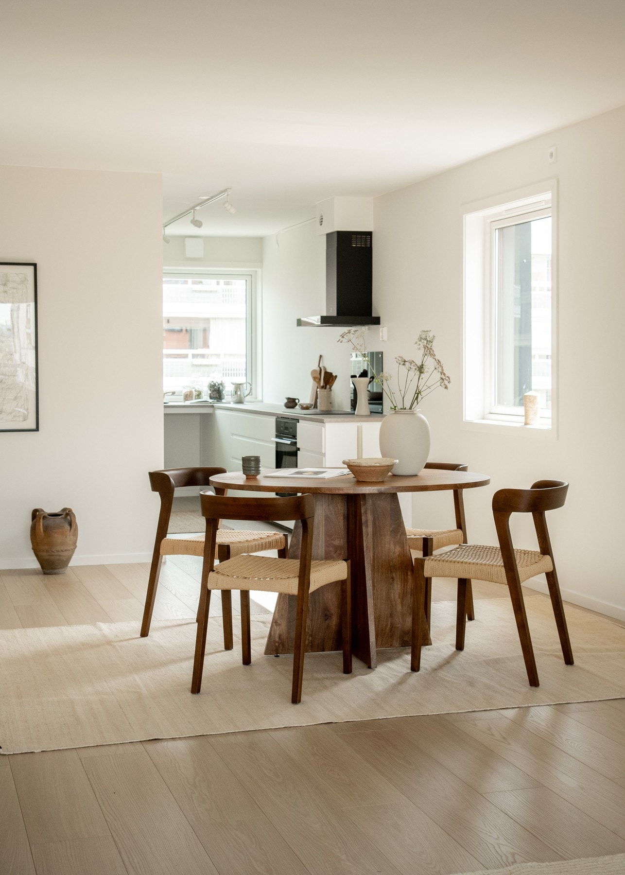 Hjørneplasseringen gir rikelig med naturlig lys fra tre himmelretninger, noe som forsterker den gode romfølelsen. Galleribilde