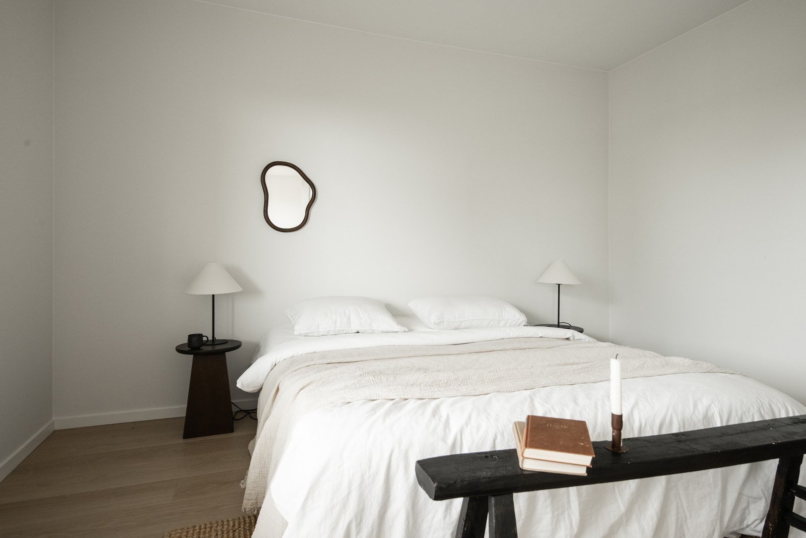 Boligen byr på tre soverom av ulik størrelse, og gir svært gode muligheter for fleksibel bruk - enten man er en barnefamilie, venner som trenger separate soverom, eller ønsker å kombinere soverom med hjemmekontor og gjesterom. Galleribilde