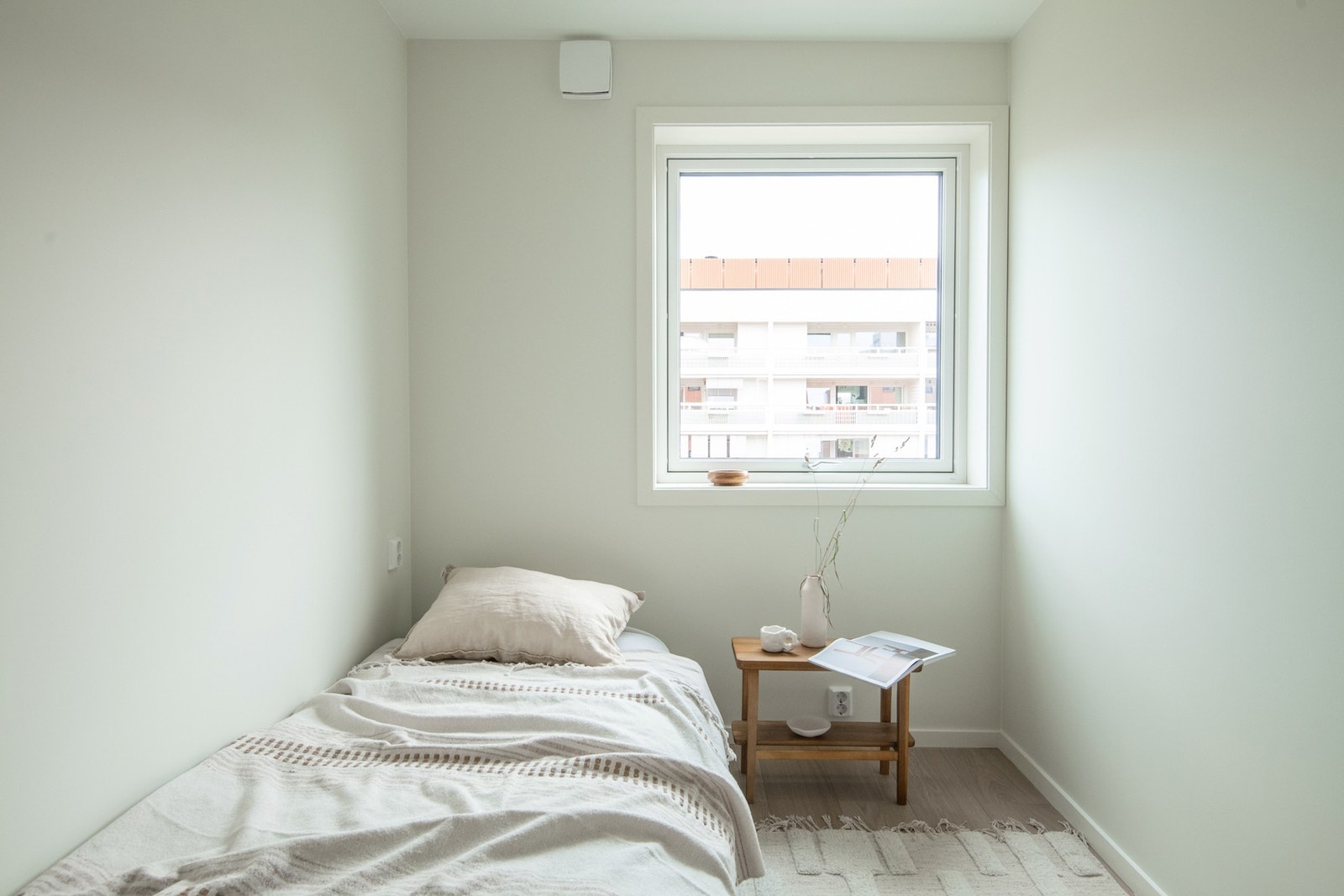 Her kan man med fordel plassere skrivebordet foran vinduet med utsyn mot grønne fellesarealer. Galleribilde