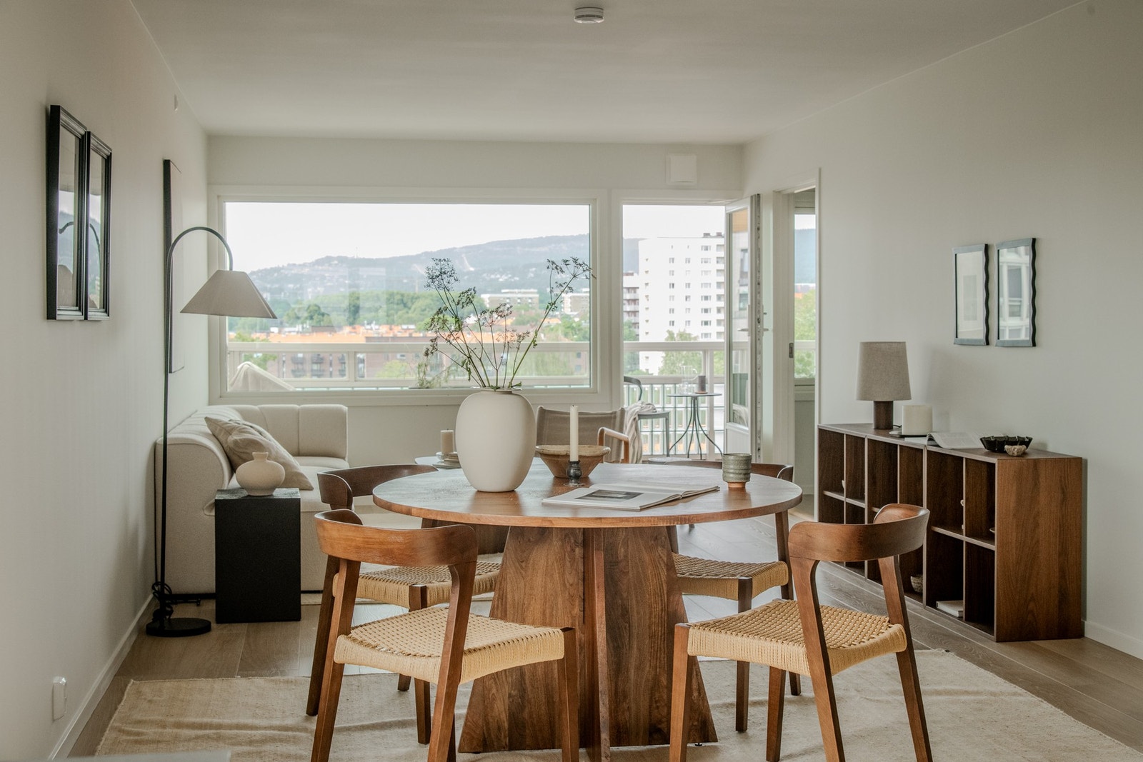 En stue som virkelig inviterer til både avslapning og sosiale sammenkomster. Galleribilde