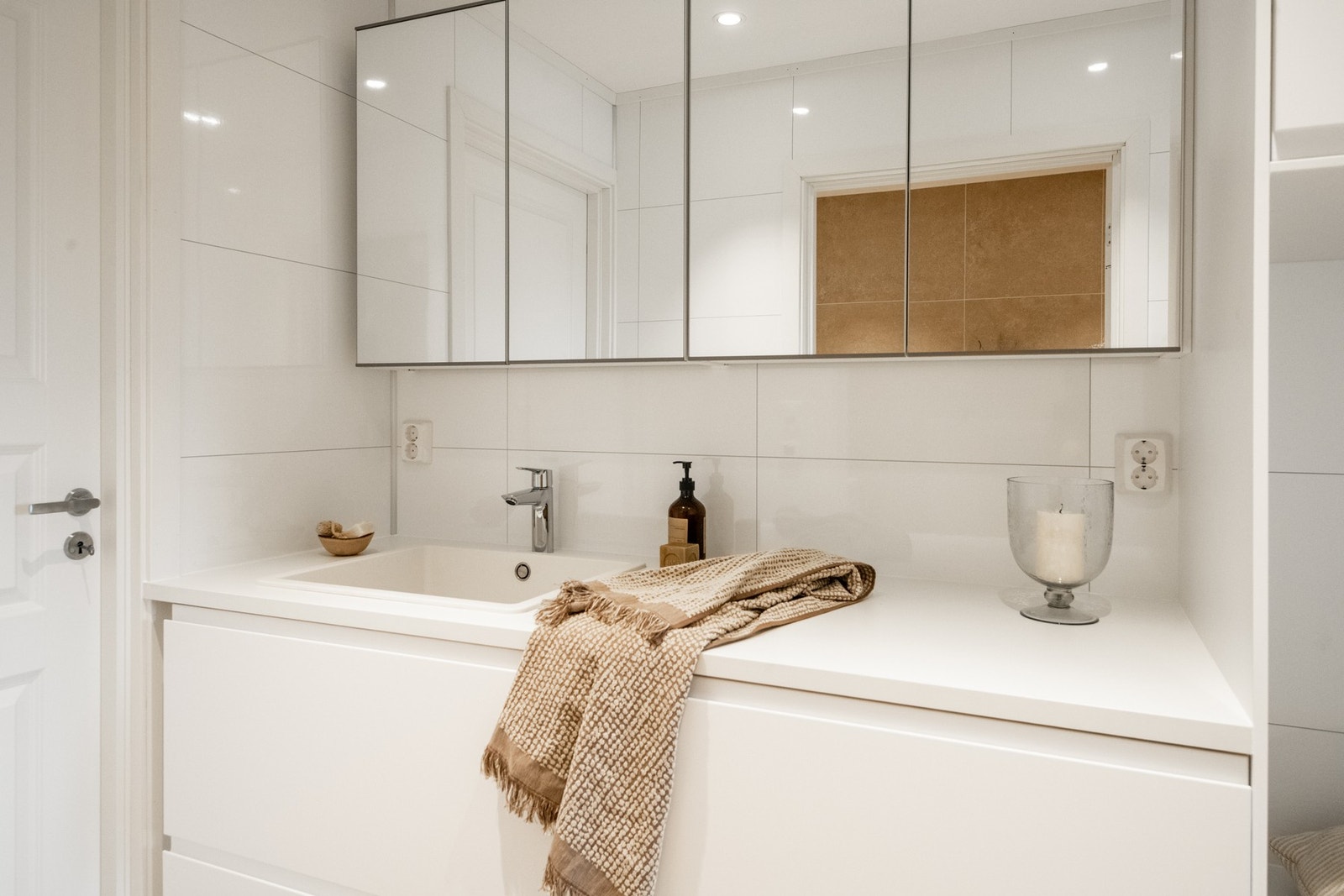 Det er tilrettelagt for både vaskemaskin og tørketrommel, med overskap over maskinplassen som gir ekstra lagringsmuligheter. Galleribilde