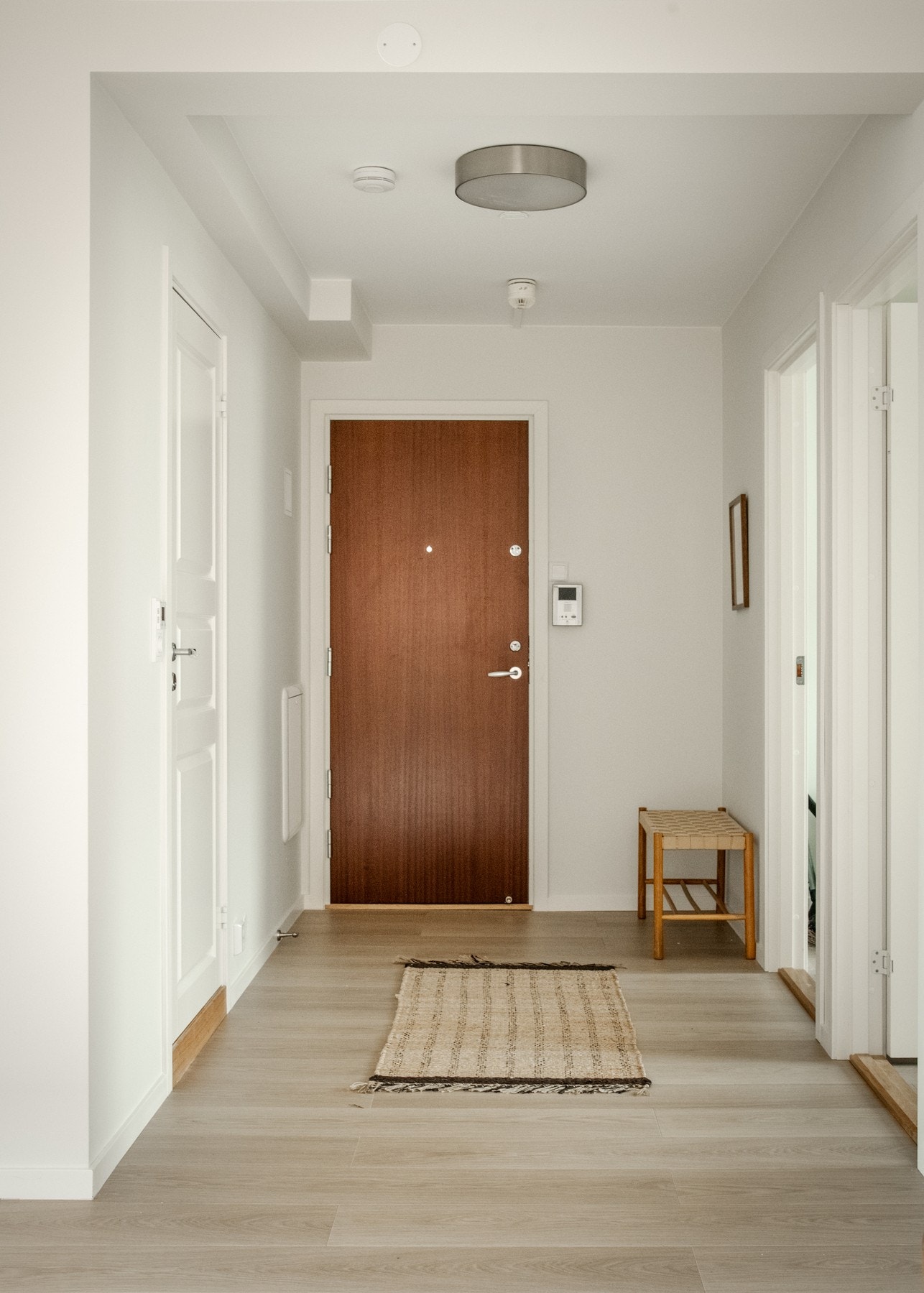 Boligen ligger høyt og fritt til i byggets syvende etasje, med adkomst via felles trappeoppgang og heis. Galleribilde