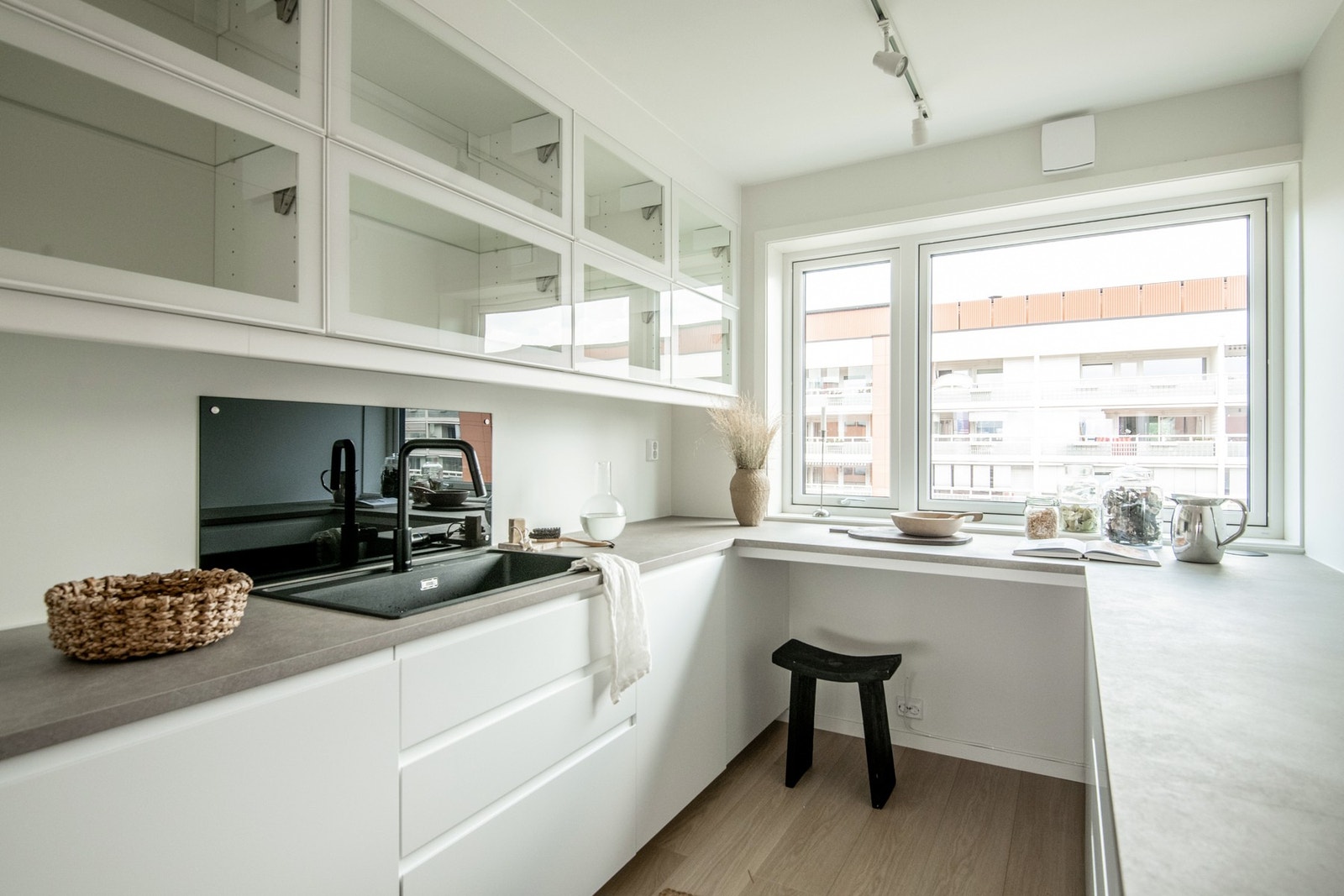 Kjøkkeninnredningen er ny fra 2025 og har et stilrent uttrykk med slette fronter og benkeplate i laminat. Galleribilde