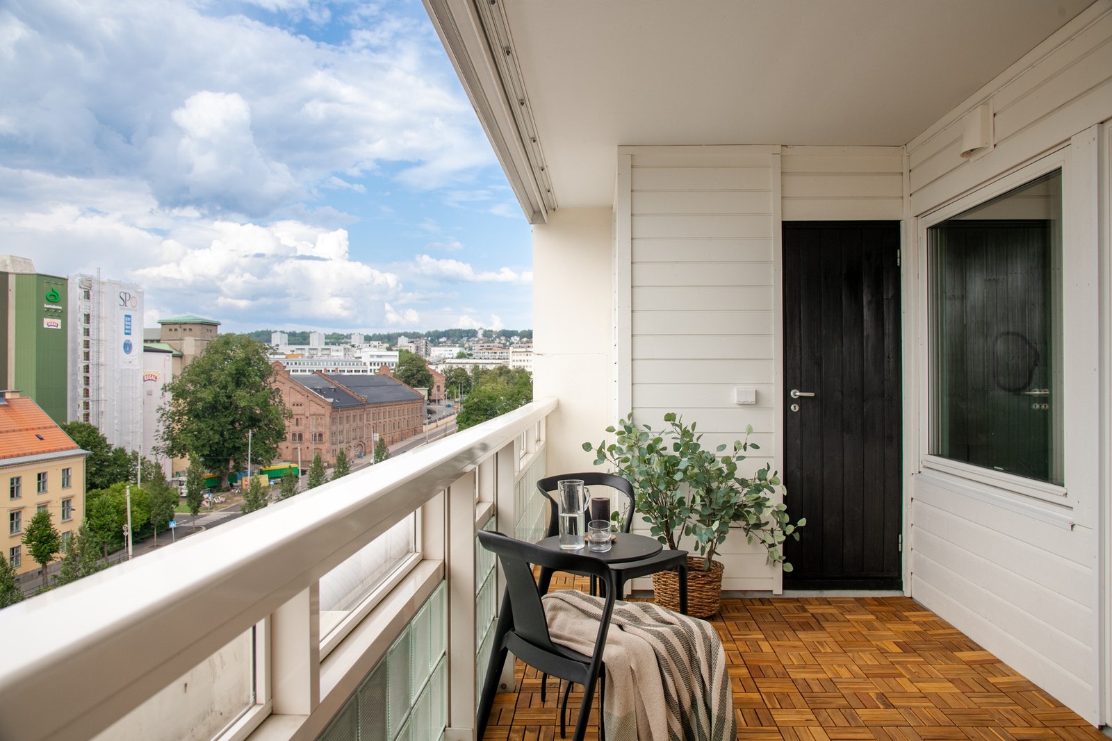 Tilhørende balkongen er det en praktisk utebod på 2m², som er ideell for oppbevaring av puter og annet sesongutstyr. Galleribilde