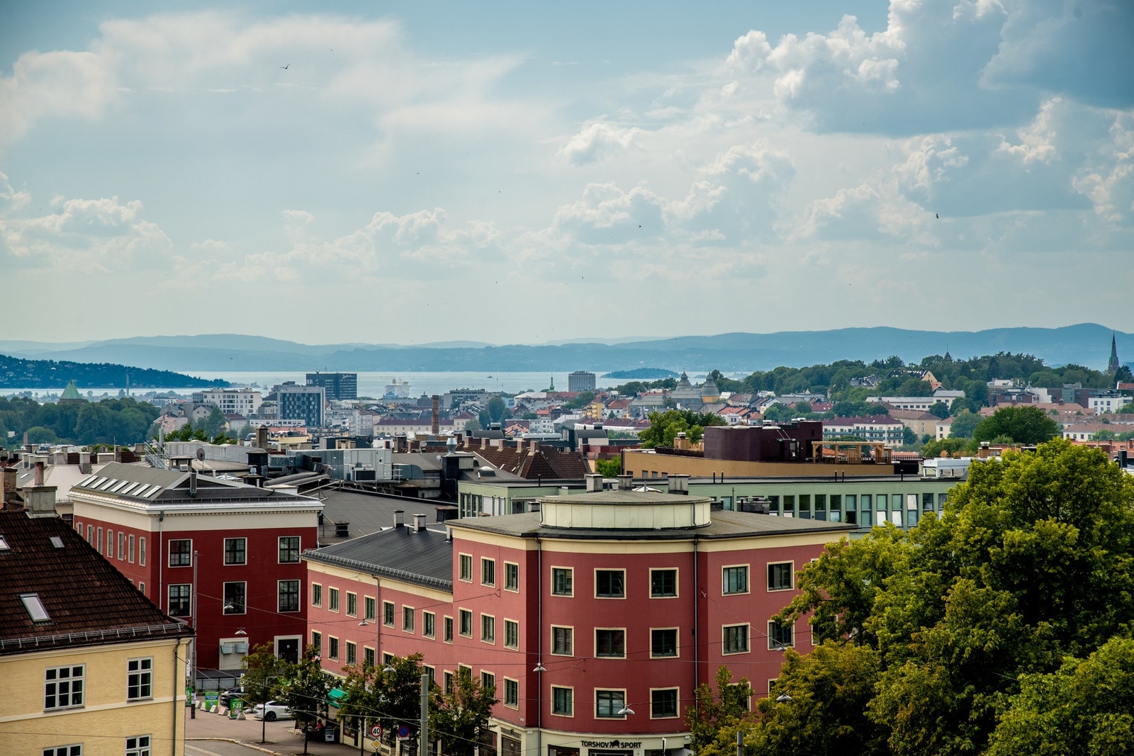 Nordvestvendt balkong på hele 11m², som byr på gode solforhold og et flott utsyn over nærområdet. Galleribilde