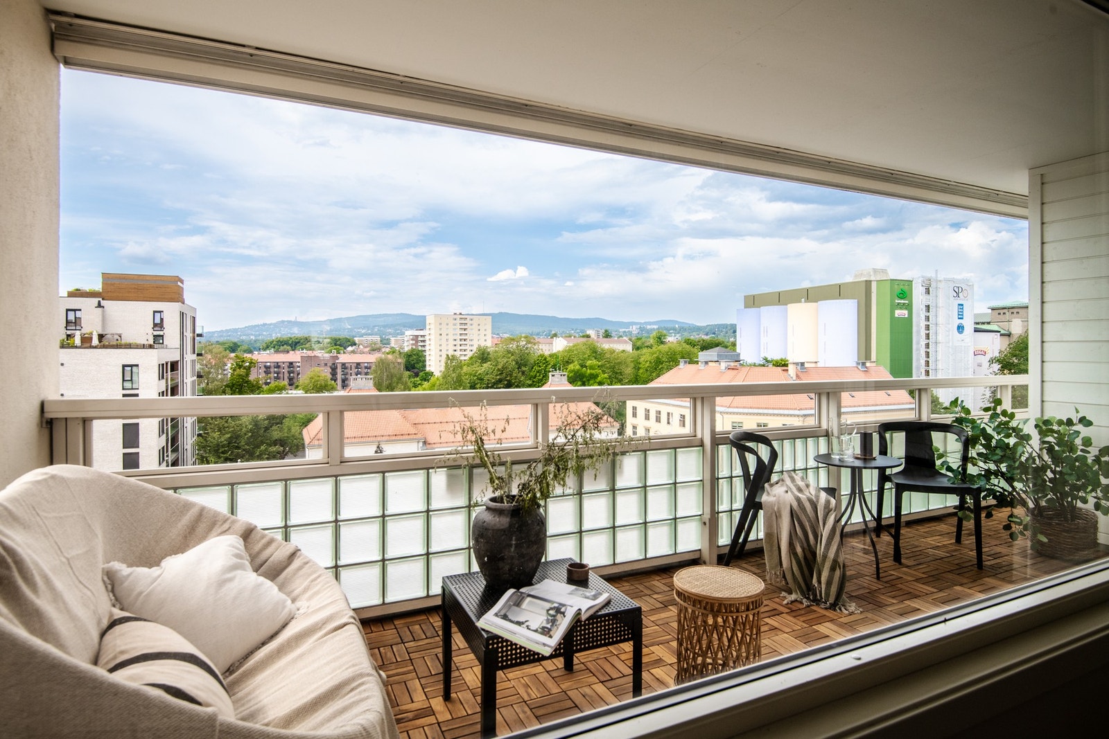 Den solrike balkongen setter prikken over i-en til denne boligen. Galleribilde