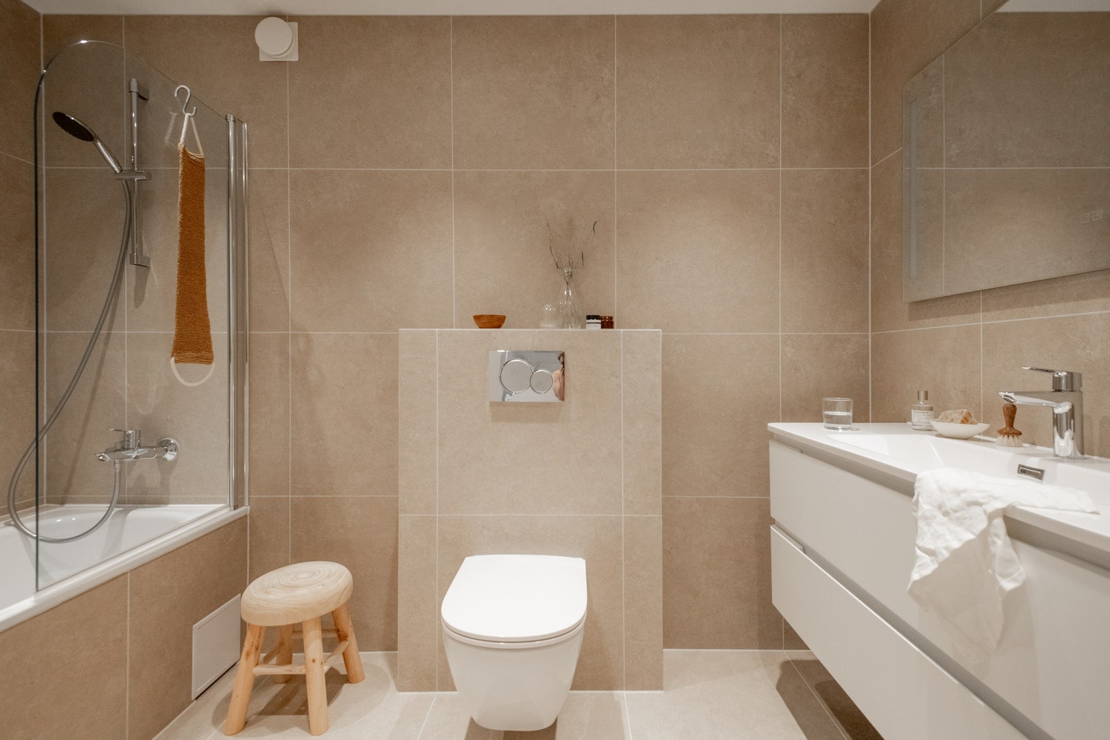 Badet ble oppgradert i 2025 og fremstår som moderne og stilrent med store, elegante fliser på både gulv og vegger. Galleribilde