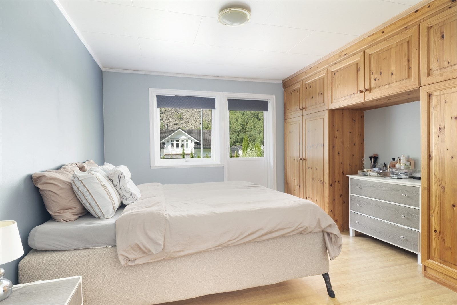 - Hovudsoverommet er av god størrelse med tilkomst til eigen balkong - Galleribilde