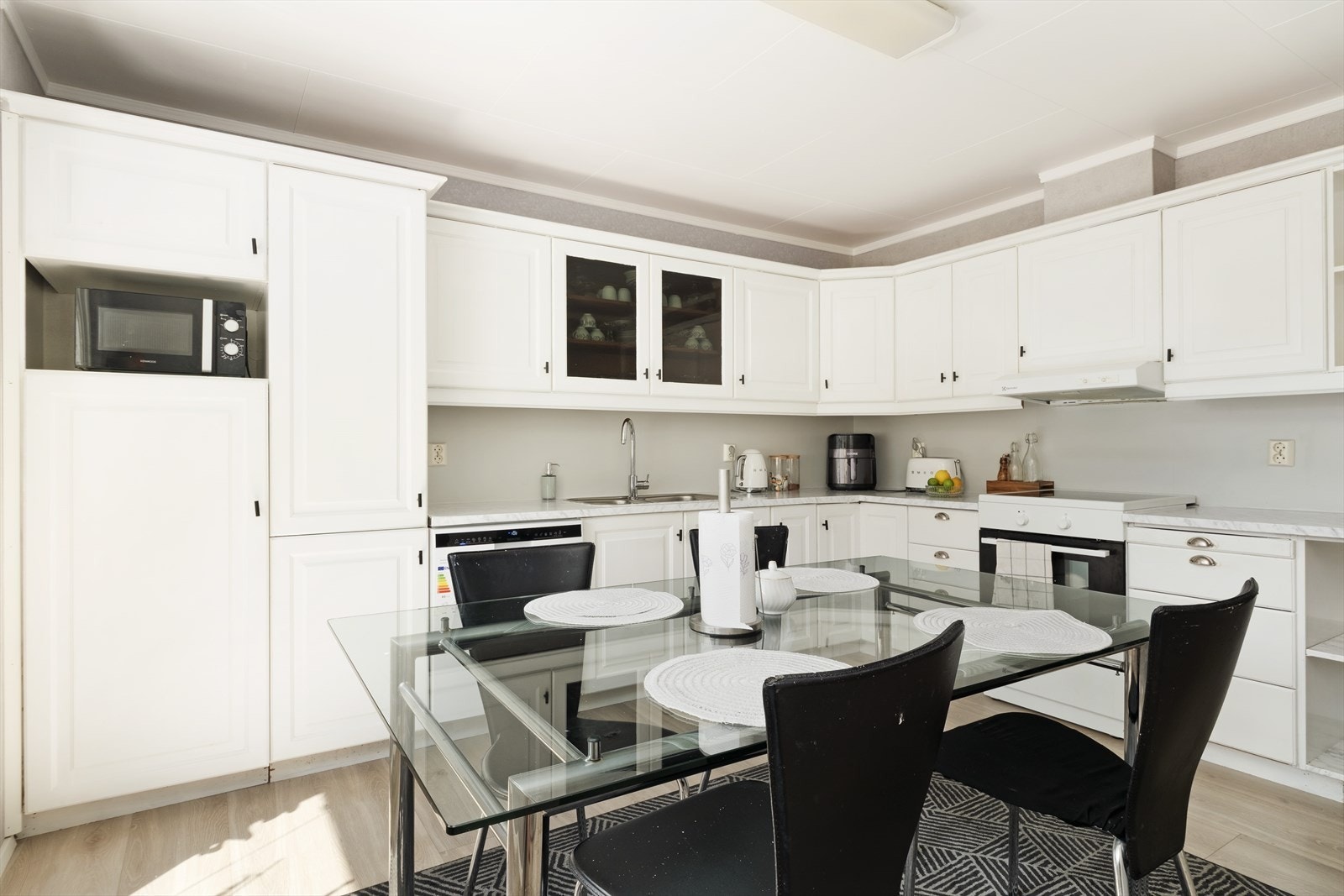 - Kjøkken har rikeleg med skap og benkplass, og stort kjølerom - Galleribilde