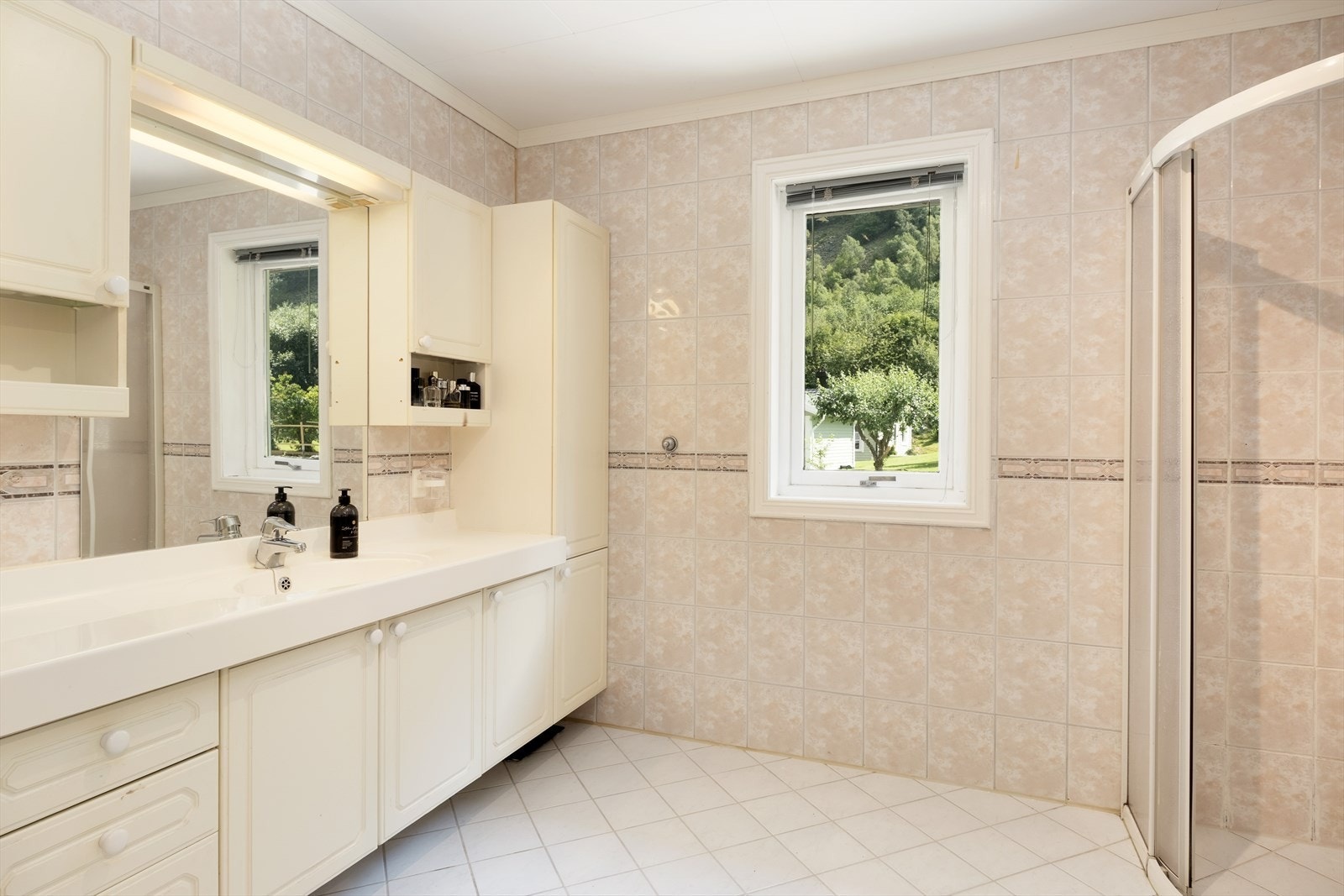 - Romsleg bad utstyrt med toalett, dusjhjørne, innreiing med nedfelt servant - Galleribilde