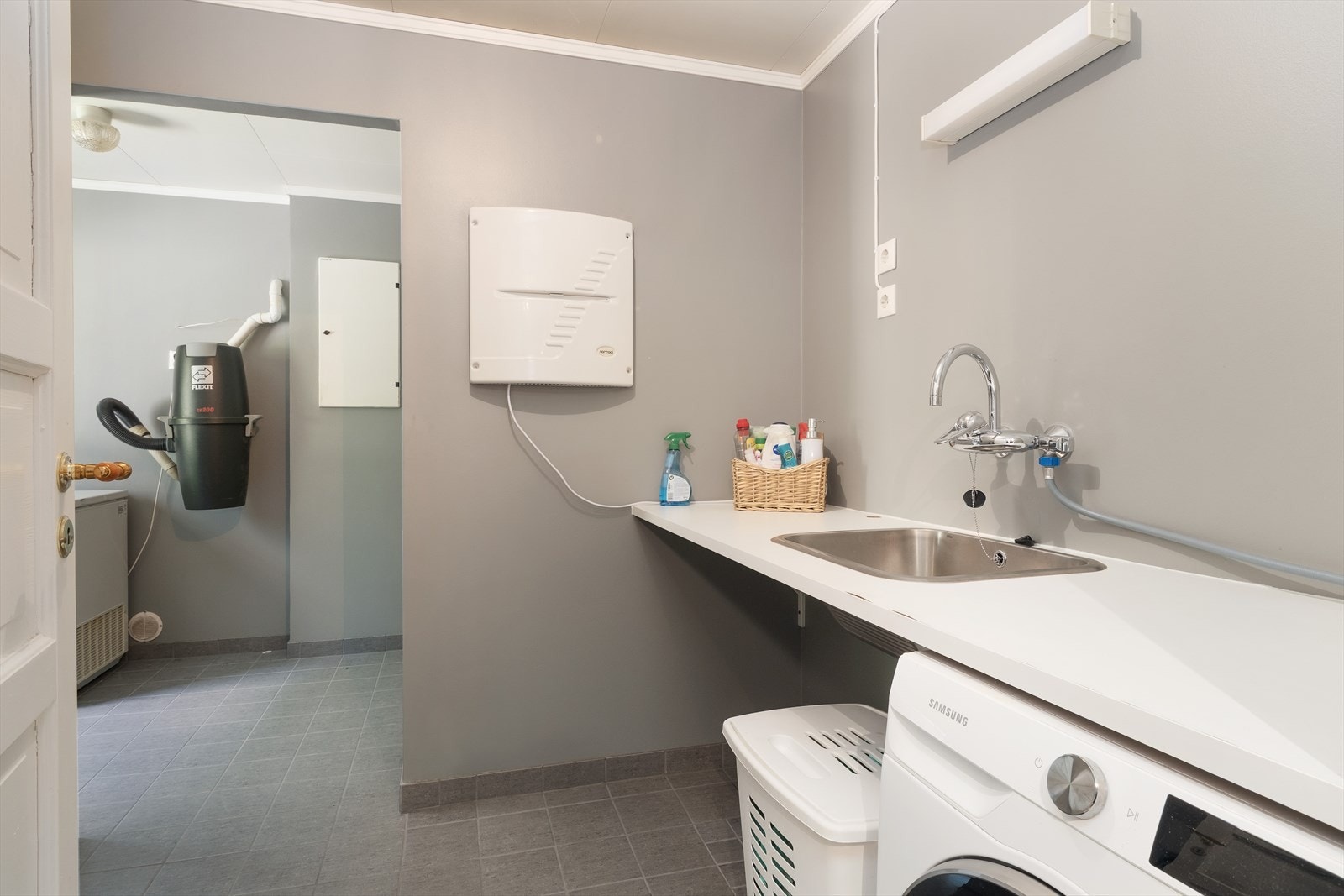 - Vaskerommet er utstyrt med vask, opplegg til vaskemaskin, varmtvannsbereder og sentral støvsuger - Galleribilde