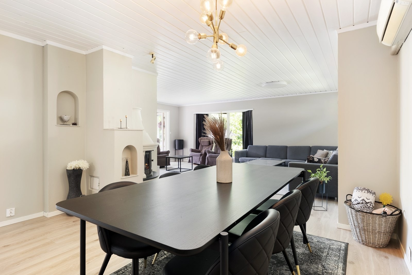 - Lys og fin stove som er naturleg innreia med etegruppe og sittegrupper - Galleribilde