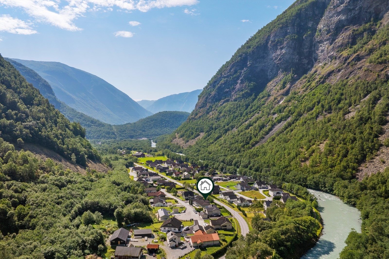 - Eigedomen ligg i eit roleg og familievennleg bustadområde - Galleribilde