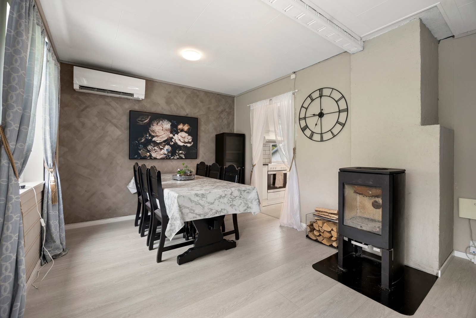 Oppvarming fra varmepumpe og vedovn. Galleribilde