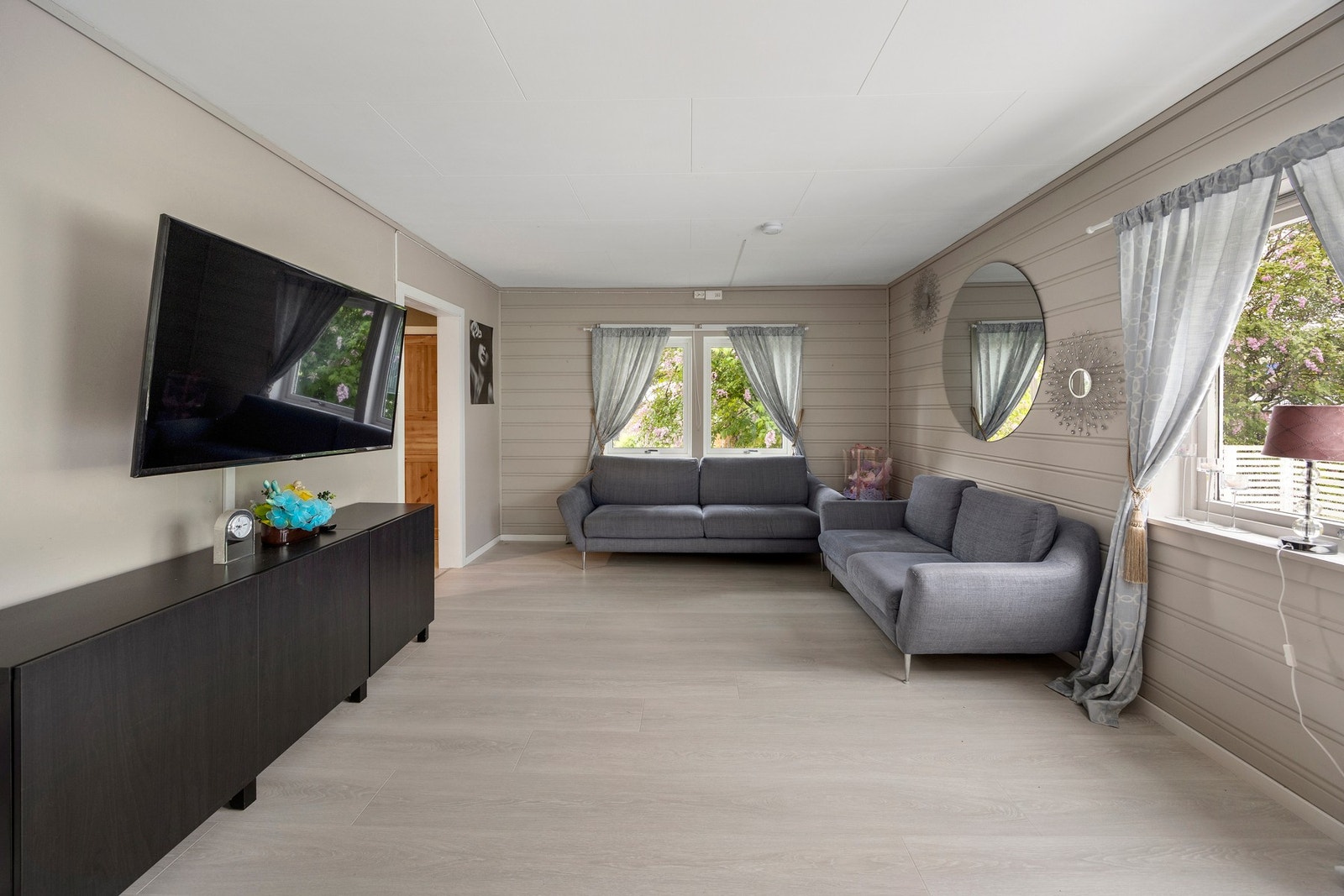 Lys og trivelig stue ned dør ut til veranda. Galleribilde