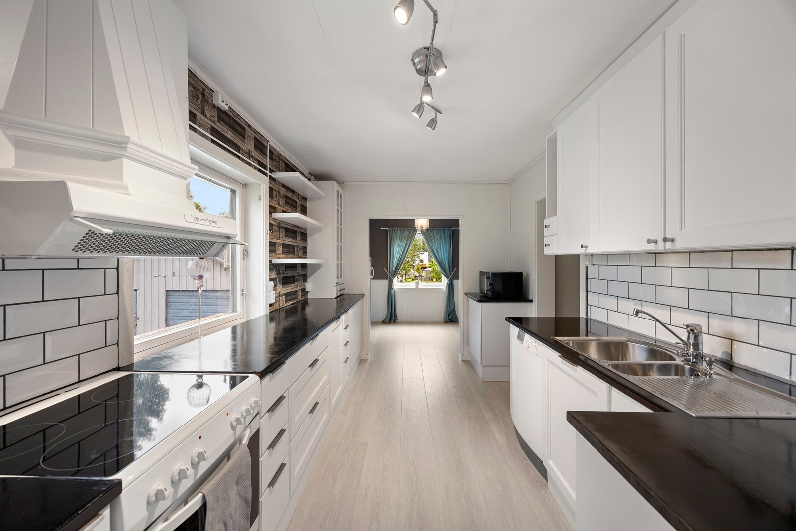 Kjøkken - ca 16,5 kvm. Avsatt plass for hvitevarer. Galleribilde