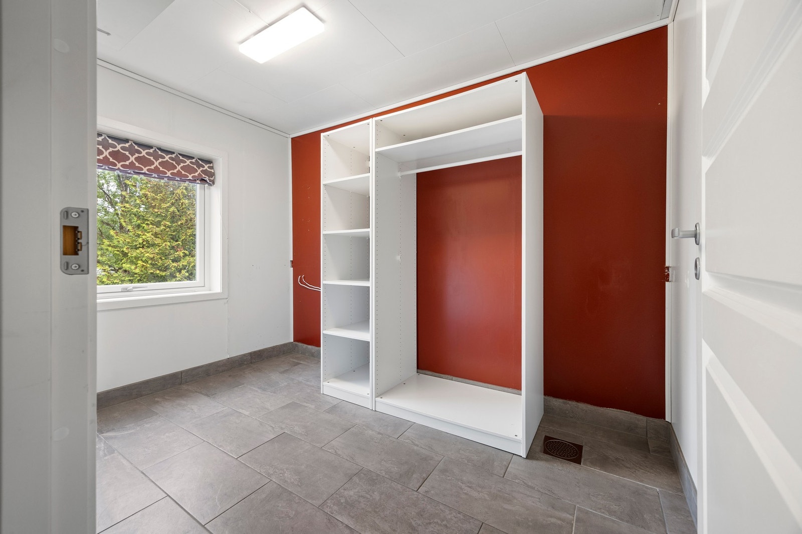 Vaskerom - ca 7 kvm. Praktisk løsning med dør direkte fra bad. Galleribilde