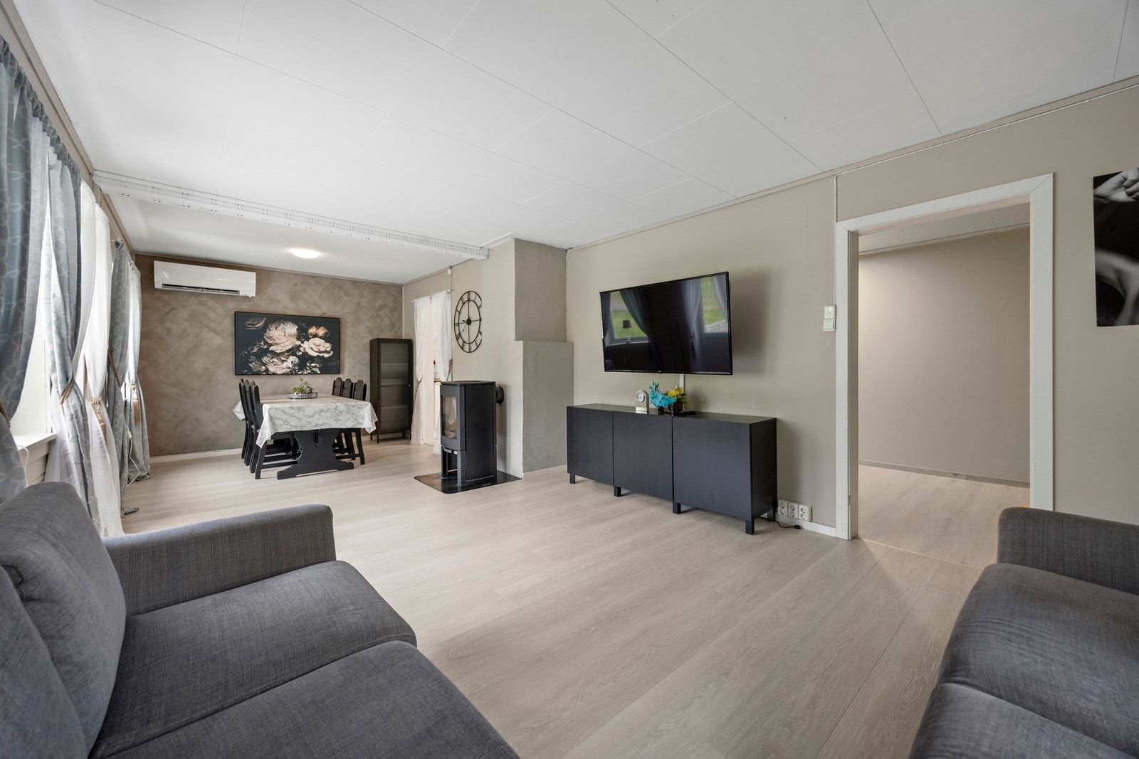 Det er plass for flere møbelsoner på stuen. Galleribilde