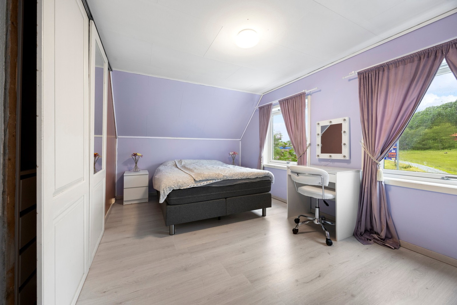 Stort rom med skyvedørsgarderobe. Galleribilde