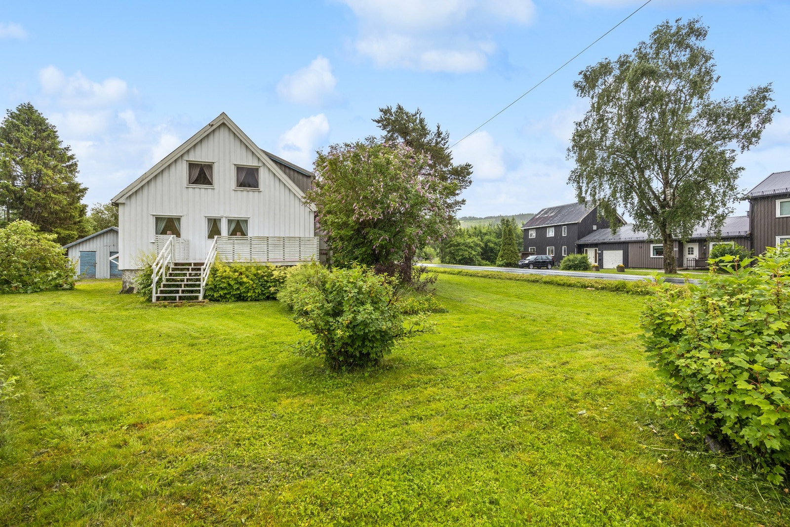 Umiddelbar nærhet til barnehage og eldresenter. Kort veg til butikk, post, buss, skole, fotballbane, idrettshall med mer. Galleribilde