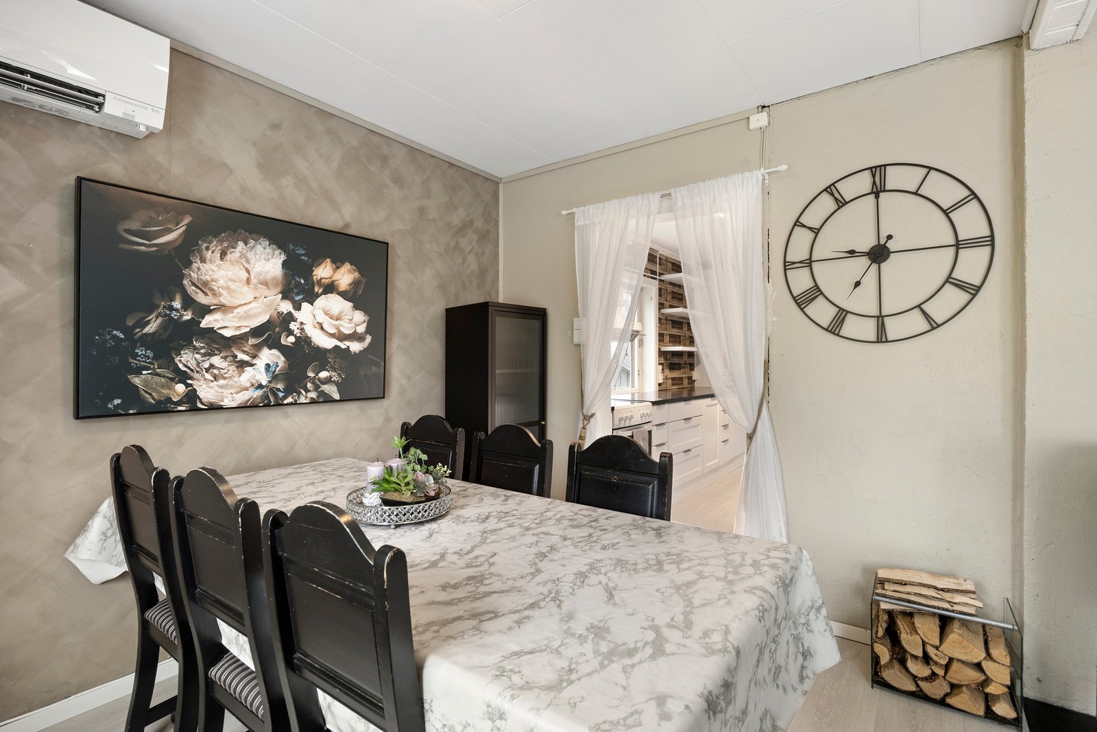 I overgangen mellom stue og kjøkken finner spisebordet sin naturlige plassering. Galleribilde