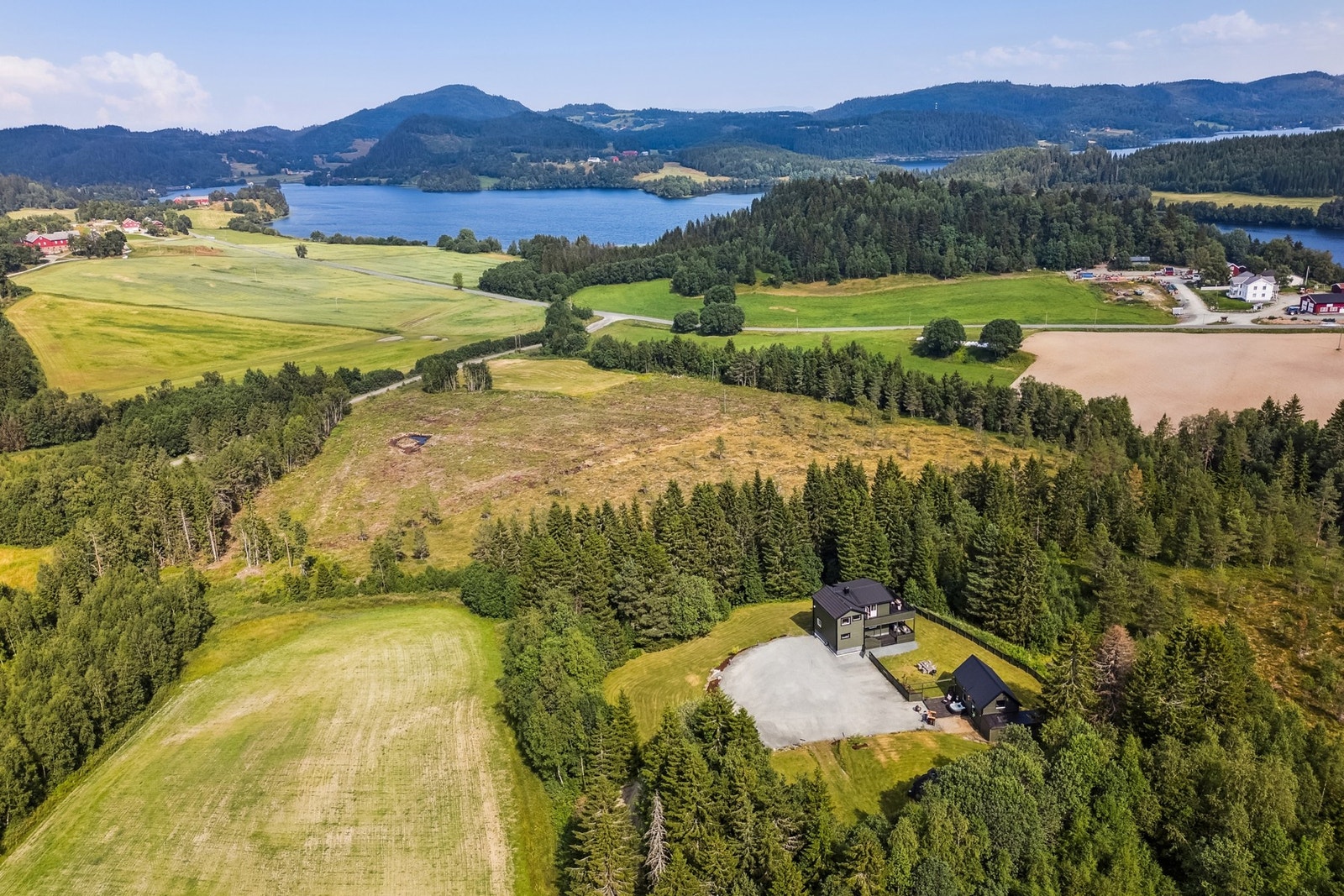 Jonsvatnet ligger i nærheten og er perfekt for padling og fisking på sommeren og skøyteliv på vinteren. Galleribilde