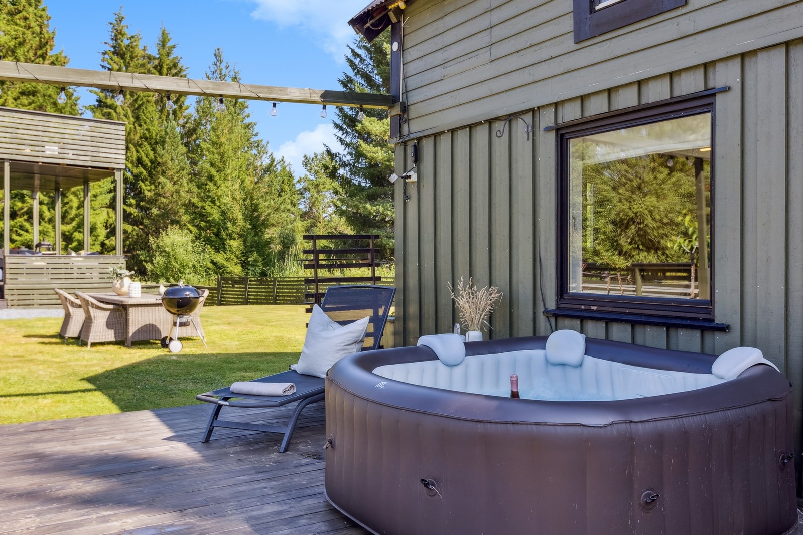 Markterrassen måler ca 18 kvm. Dagens eier har satt opp boblebad og solsenger for god trivsel i sommervarmen! Galleribilde