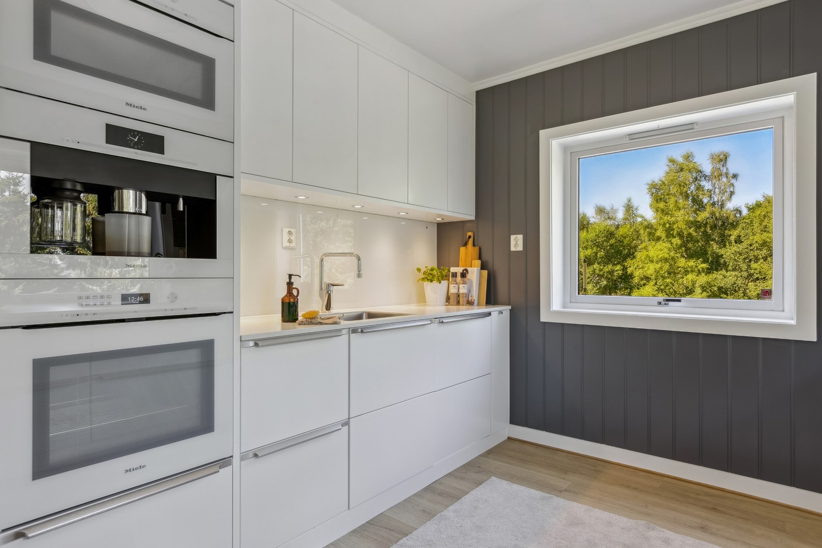 Kjøkkenet er delikat og har praktisk plassering av de forskjellige kjøkken-funksjonene. Galleribilde