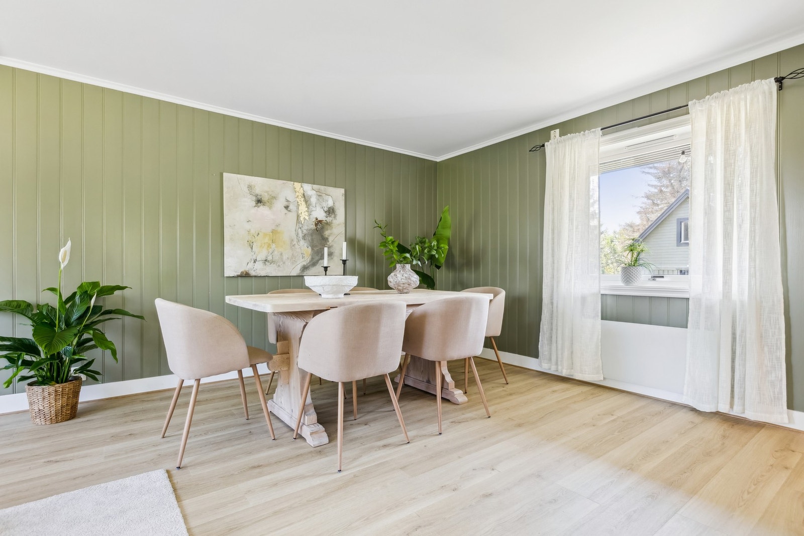 Det er god plass til normal spisestue, og om man har mange gjester er det rom for å utvide til et skikkelig langbord. Galleribilde