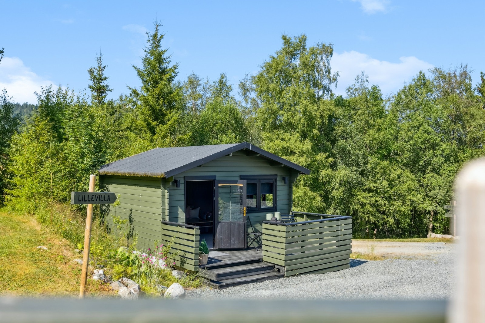 "Lillevilla" - et lyst og sjarmerende anneks med egen terrasse, perfekt for gjester på fest, eller til overnatting. Anneks som tilhører eiendommen ligger på nabotomten. Galleribilde