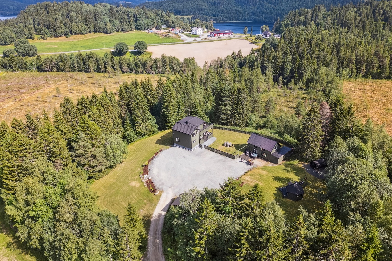 En sjelden mulighet - denne eiendommen og boligen må du se med egne øyne! Galleribilde