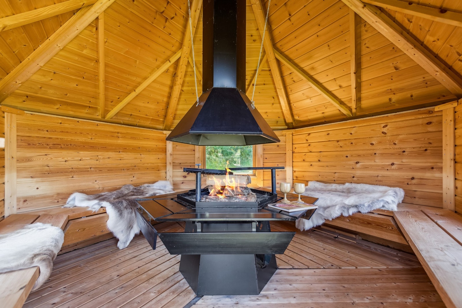 En slik grillhytte med peis skaper god varme og stemning. Her kan man samles til hyggelige måltider og varme kvelder uansett vær. Galleribilde