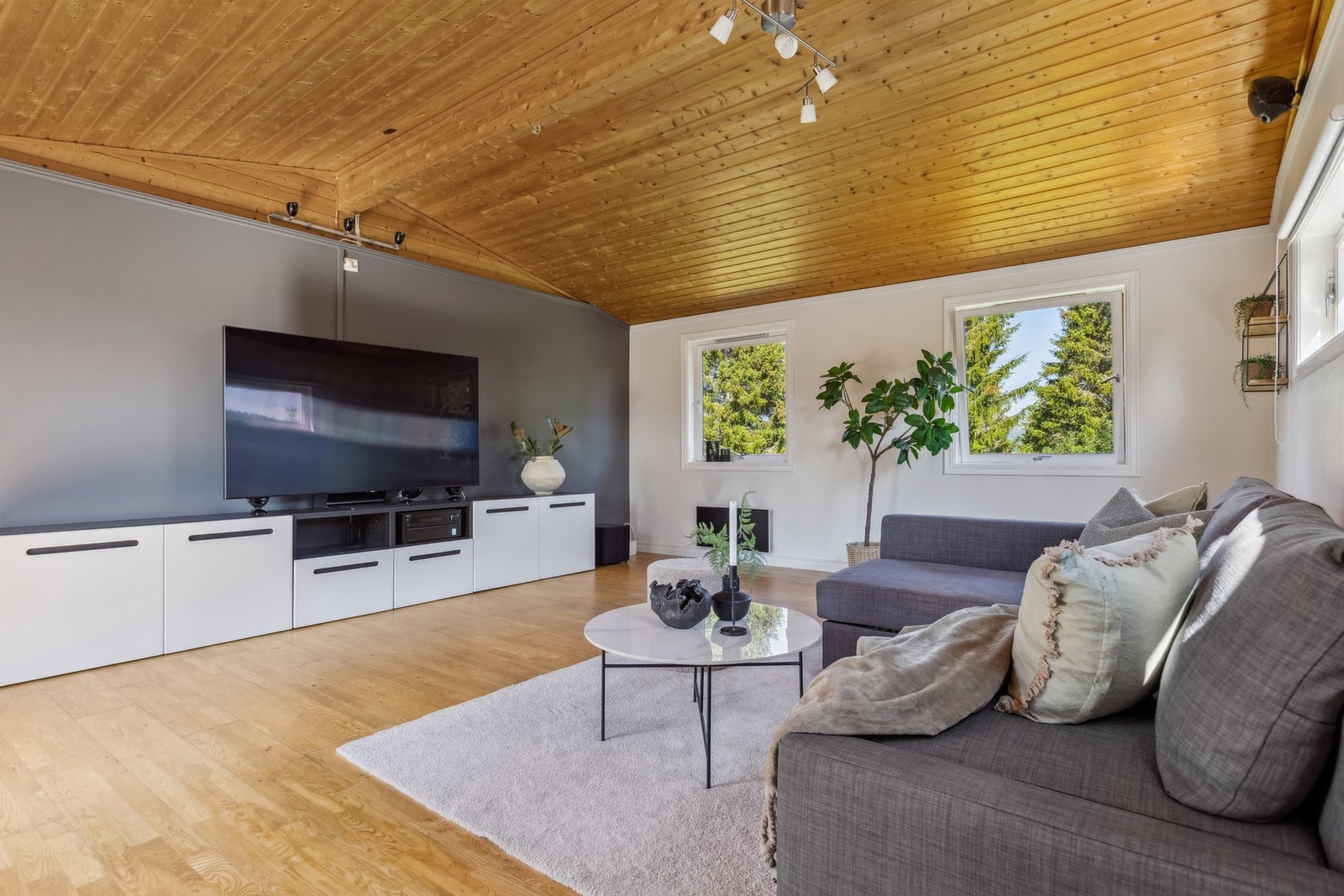 2. etasje består av en gang, to soverom og en lys og luftig stue med god takhøyde, og utgang til balkong. Genialt kino-rom, ungdoms-kåk eller gjesterom når venner og familie vil være over. Galleribilde