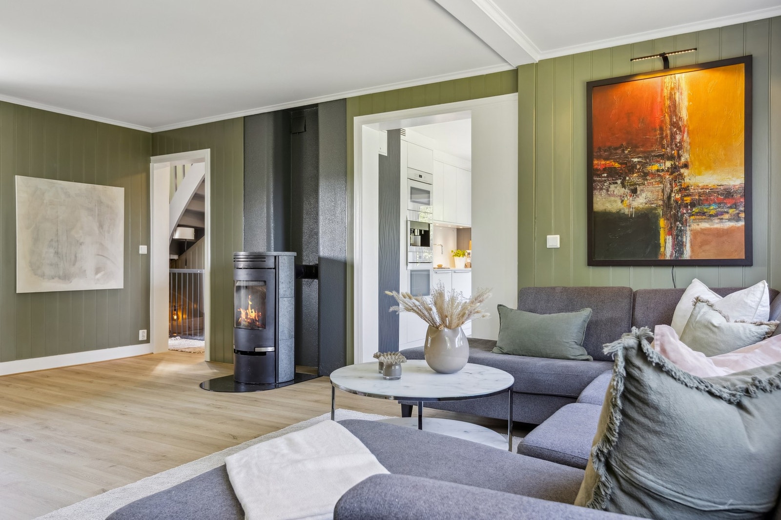 I stuen har man også en peisovn som varmer godt på kaldere dager. Galleribilde