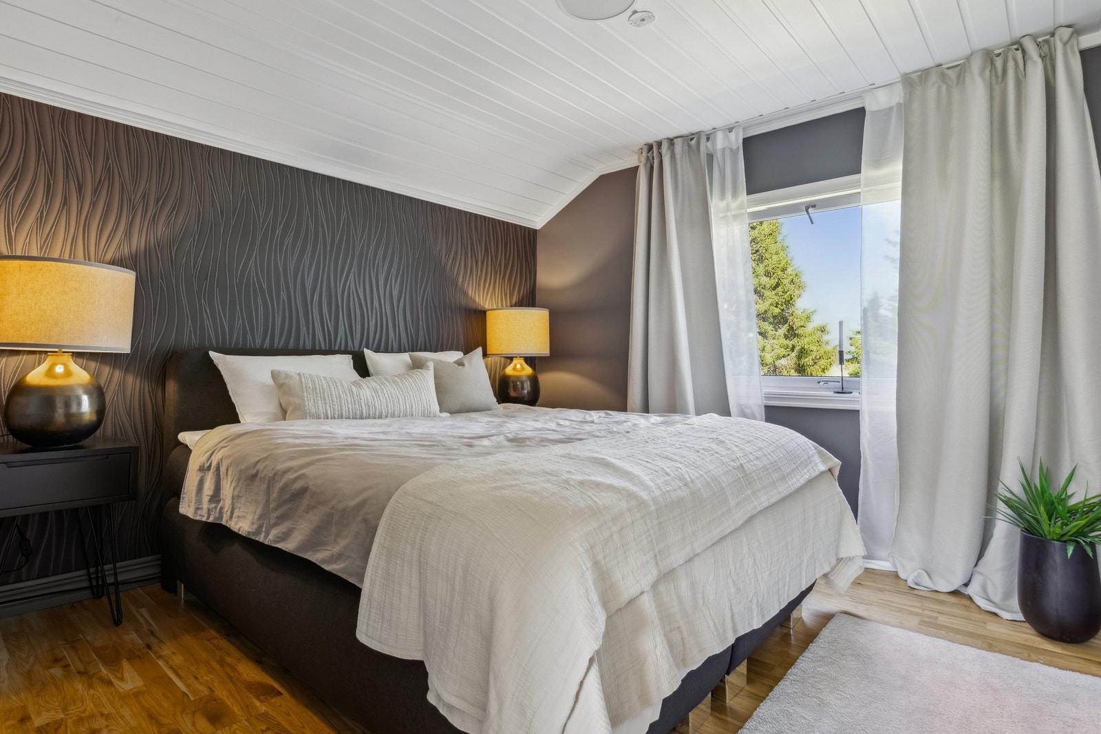 Hovedsoverommet har god plass til både dobbeltseng og tilhørende møblement. Galleribilde