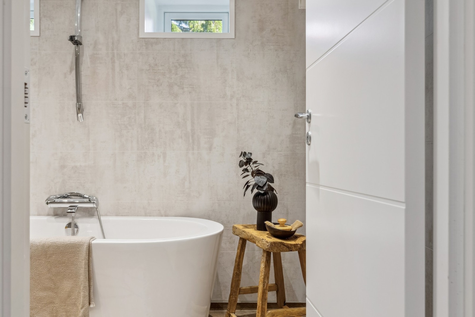 Badet er utstyrt med vegghengt servantinnredning, speil med lys, badekar og toalett. Galleribilde