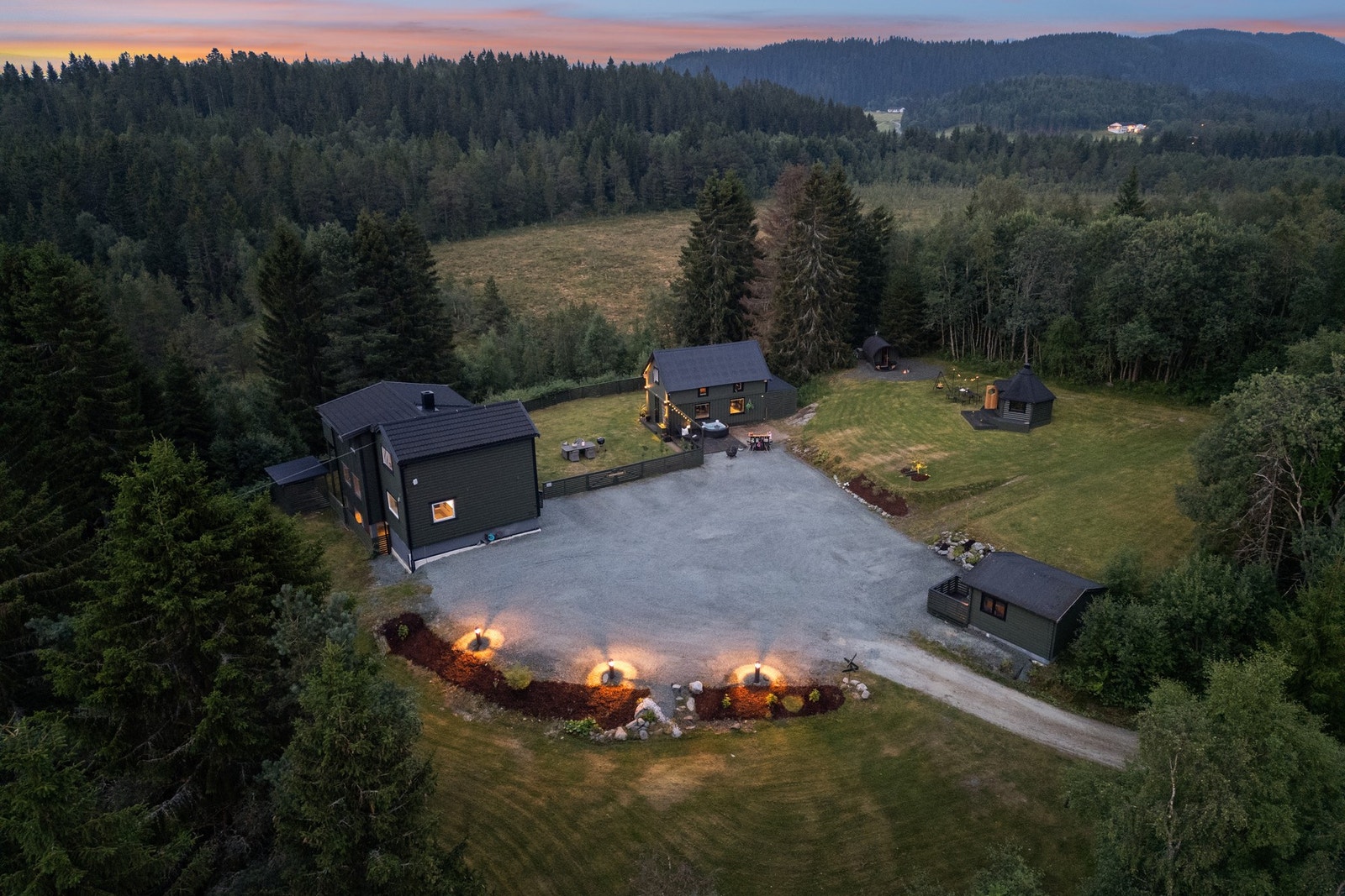 Tomten er på hele 2,9 mål og er pent opparbeidet med fine uteplasser og flere hyggelige soner. Galleribilde