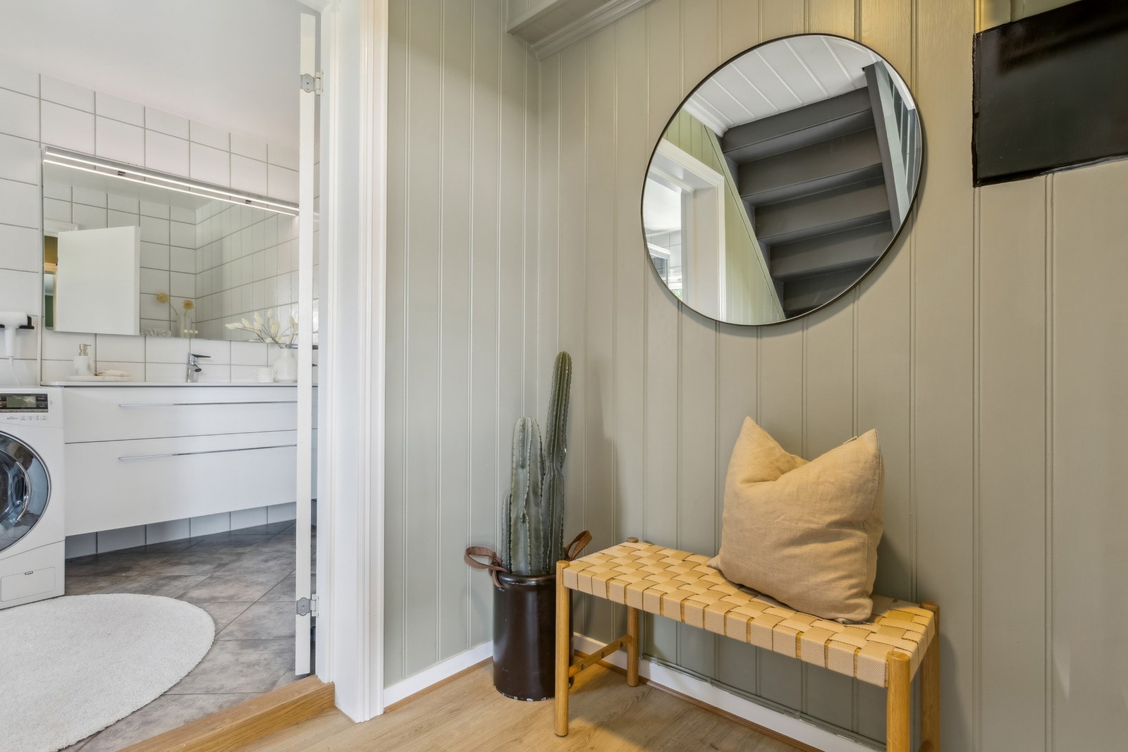 Fra entréen har man inngang til ett av boligens to baderom. Galleribilde