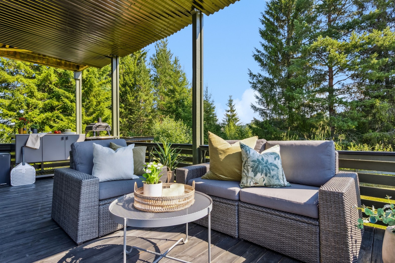 Eiendommen har svært gode solforhold, med morgensol fra rundt kl. 05:00 og sol gjennom hele dagen til solnedgang ca. kl. 20:30 Galleribilde