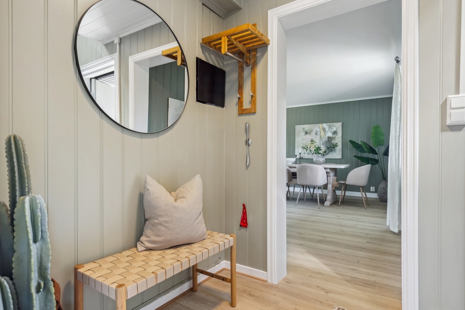 Videre fra stuen har man entréen. Her er det plass til å henge fra seg yttertøyet. Galleribilde